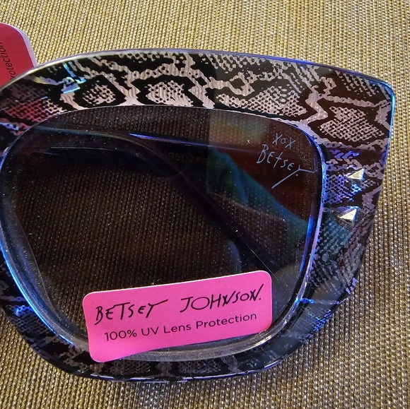 NWT Betsey Johnson Sunglasses Snakeskin Purple Serpant 100% UV - Picture 6 of 6